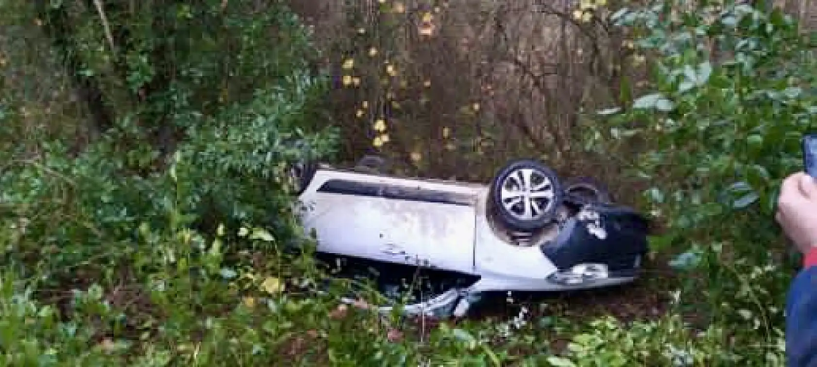 Otomobil şarampole yuvarlandı