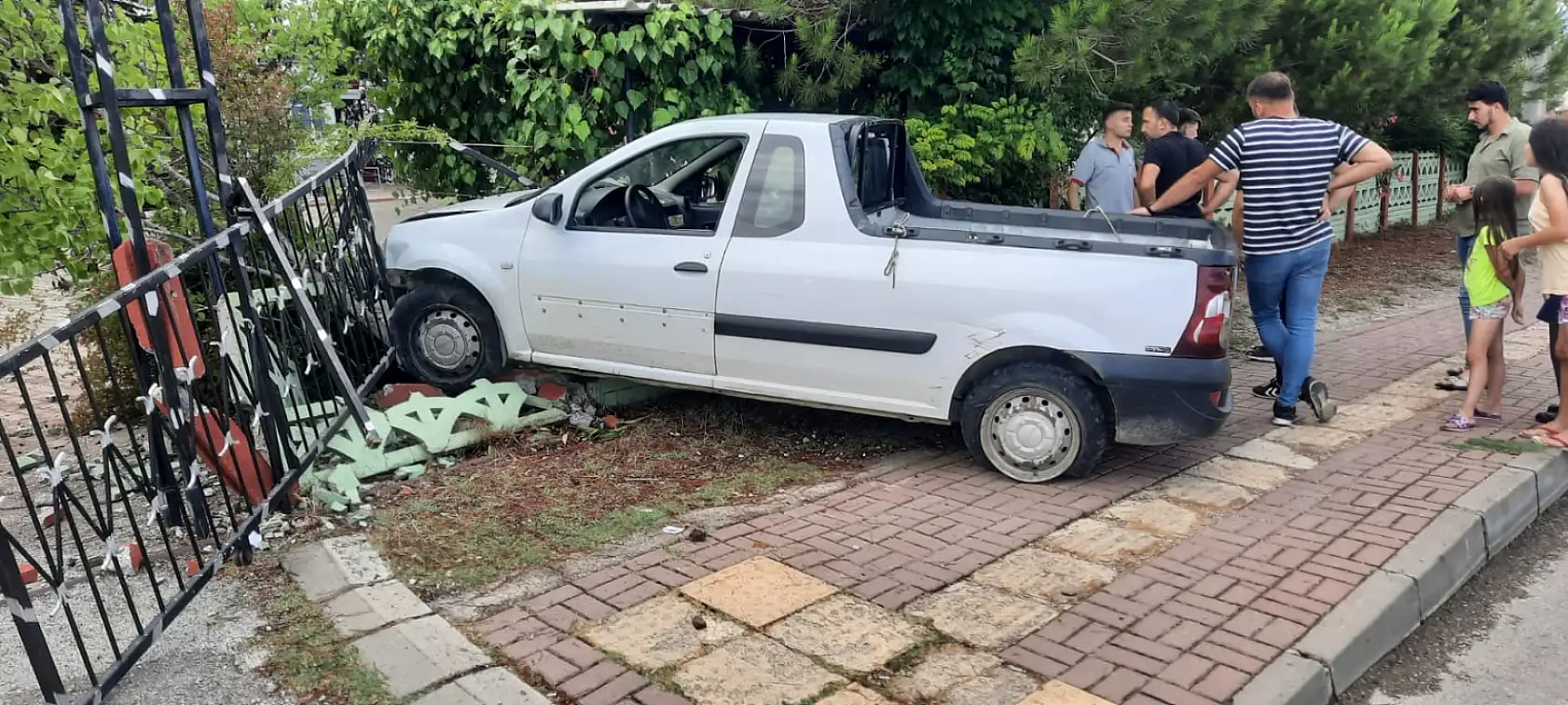 Kamyonet Cami duvarına çarptı