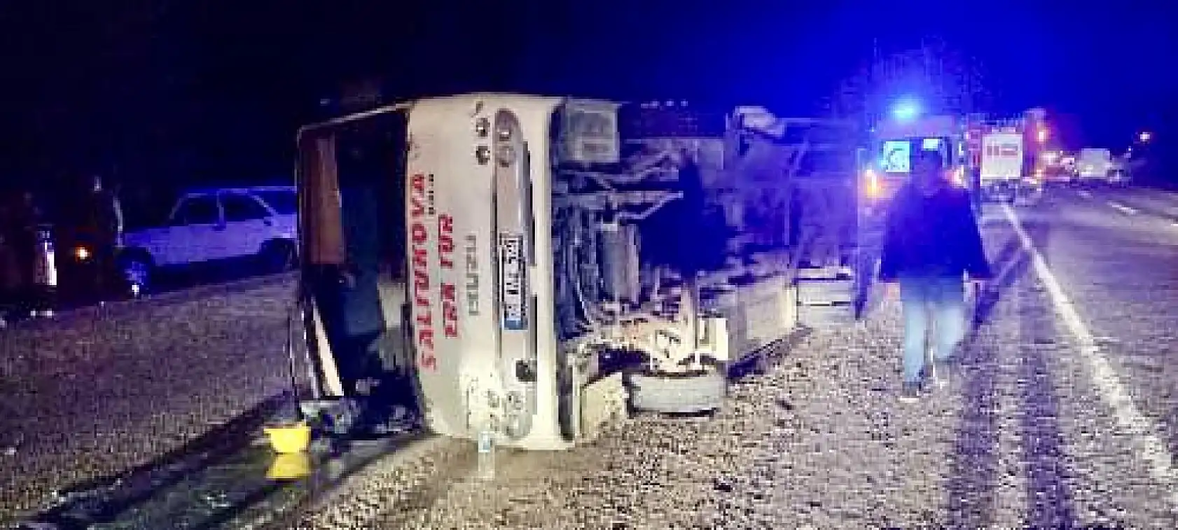 İşçi servisi devrildi, çok sayıda yaralı var