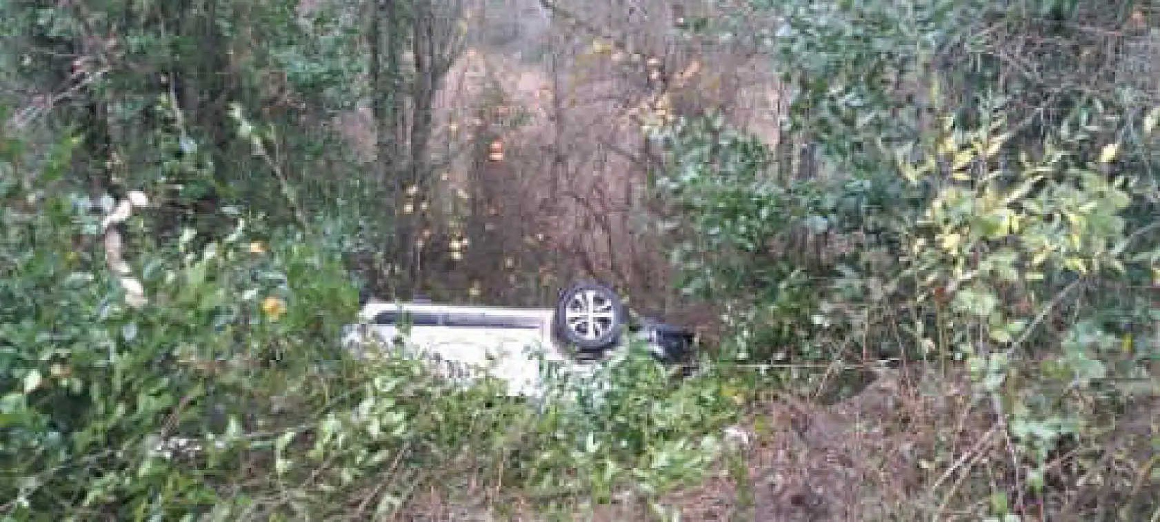 Otomobil şarampole yuvarlandı