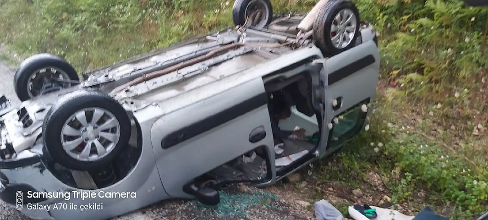 Islak zeminde kontrolden çıkıp takla attı