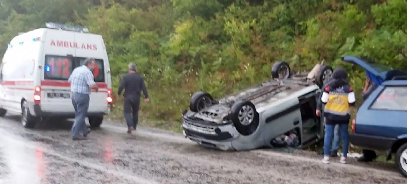 Islak zeminde kontrolden çıkıp takla attı