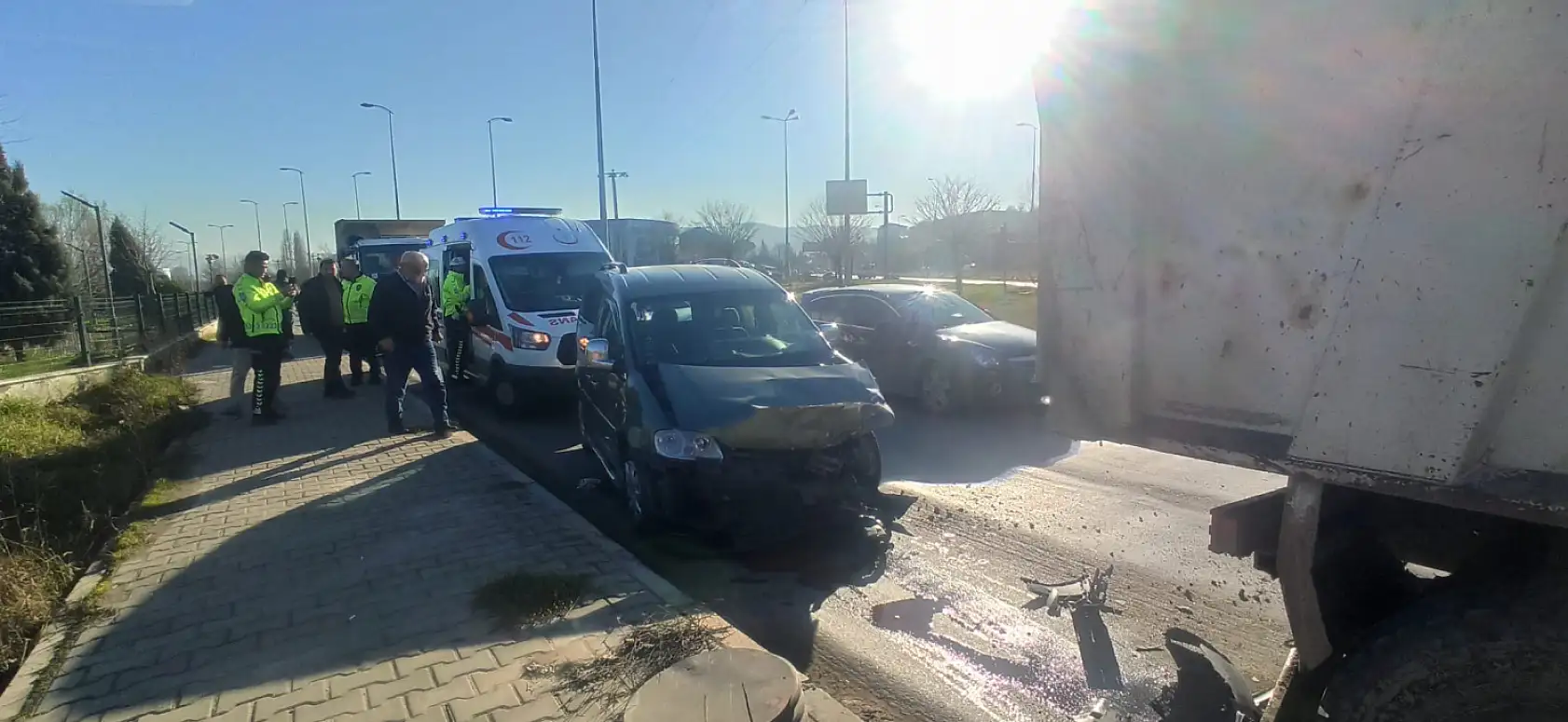 Işıkta duran kamyona çarptı