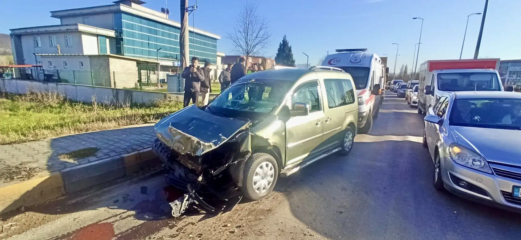 Işıkta duran kamyona çarptı