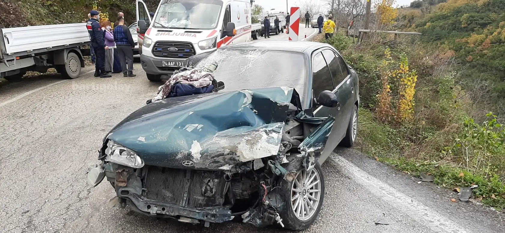 İki araç kafa kafaya çarpıştı