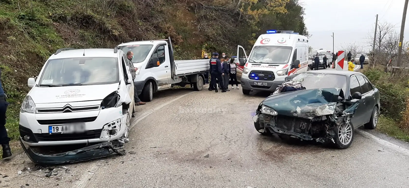 İki araç kafa kafaya çarpıştı