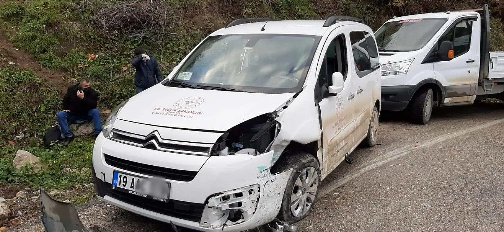 İki araç kafa kafaya çarpıştı