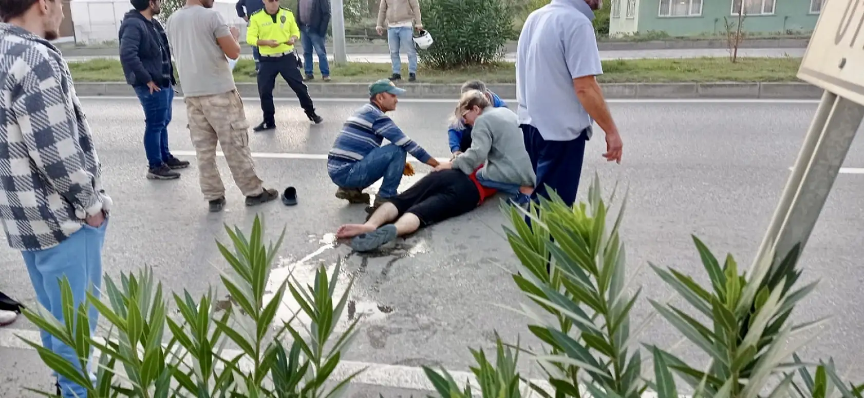 Seyir halindeki araçtan atladı