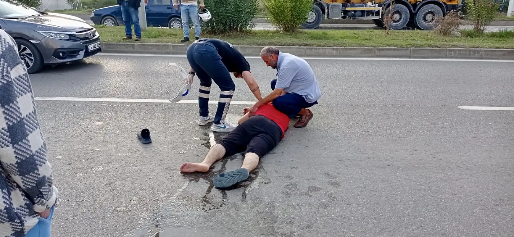 Seyir halindeki araçtan atladı