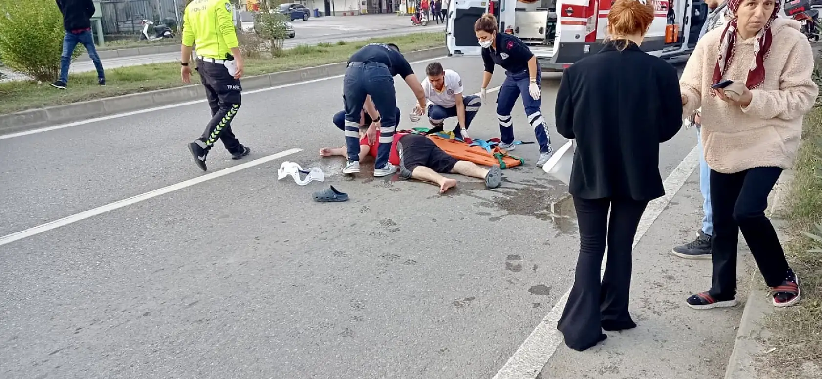 Seyir halindeki araçtan atladı