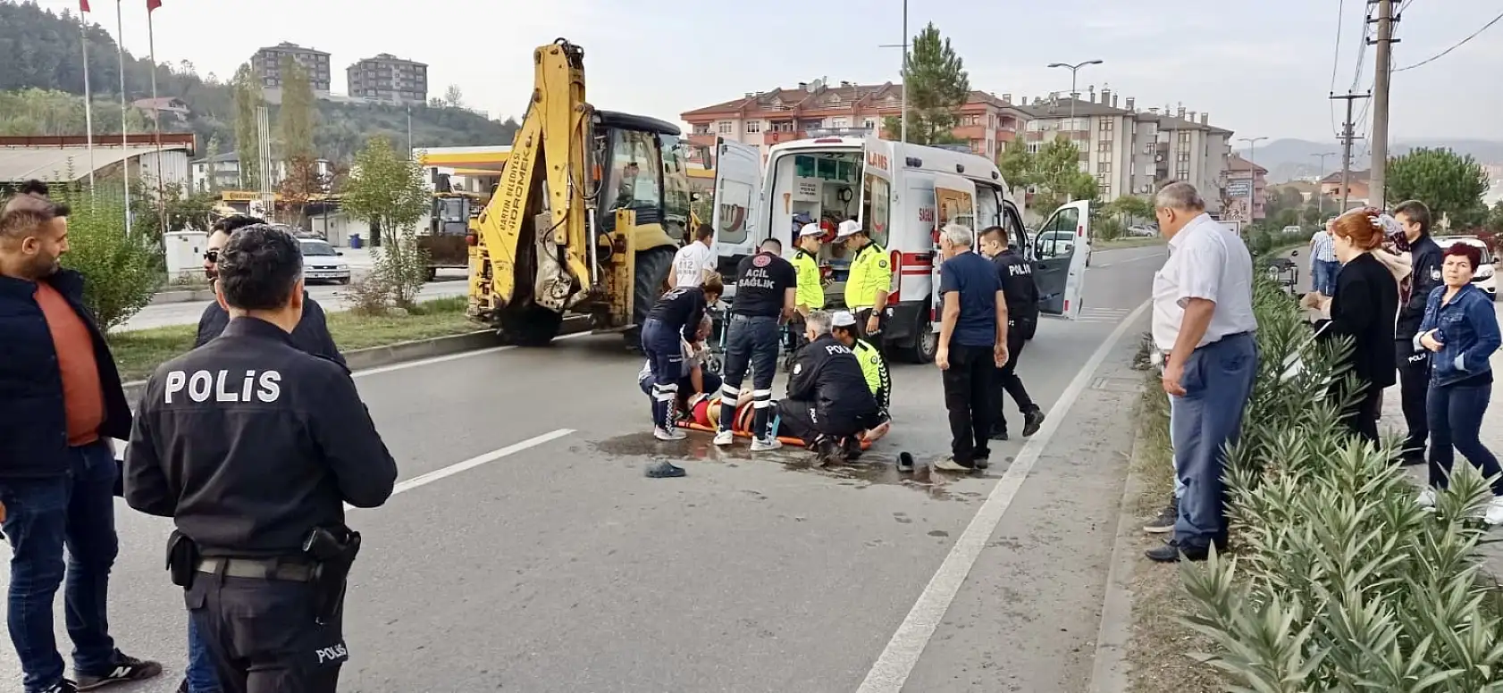 Seyir halindeki araçtan atladı