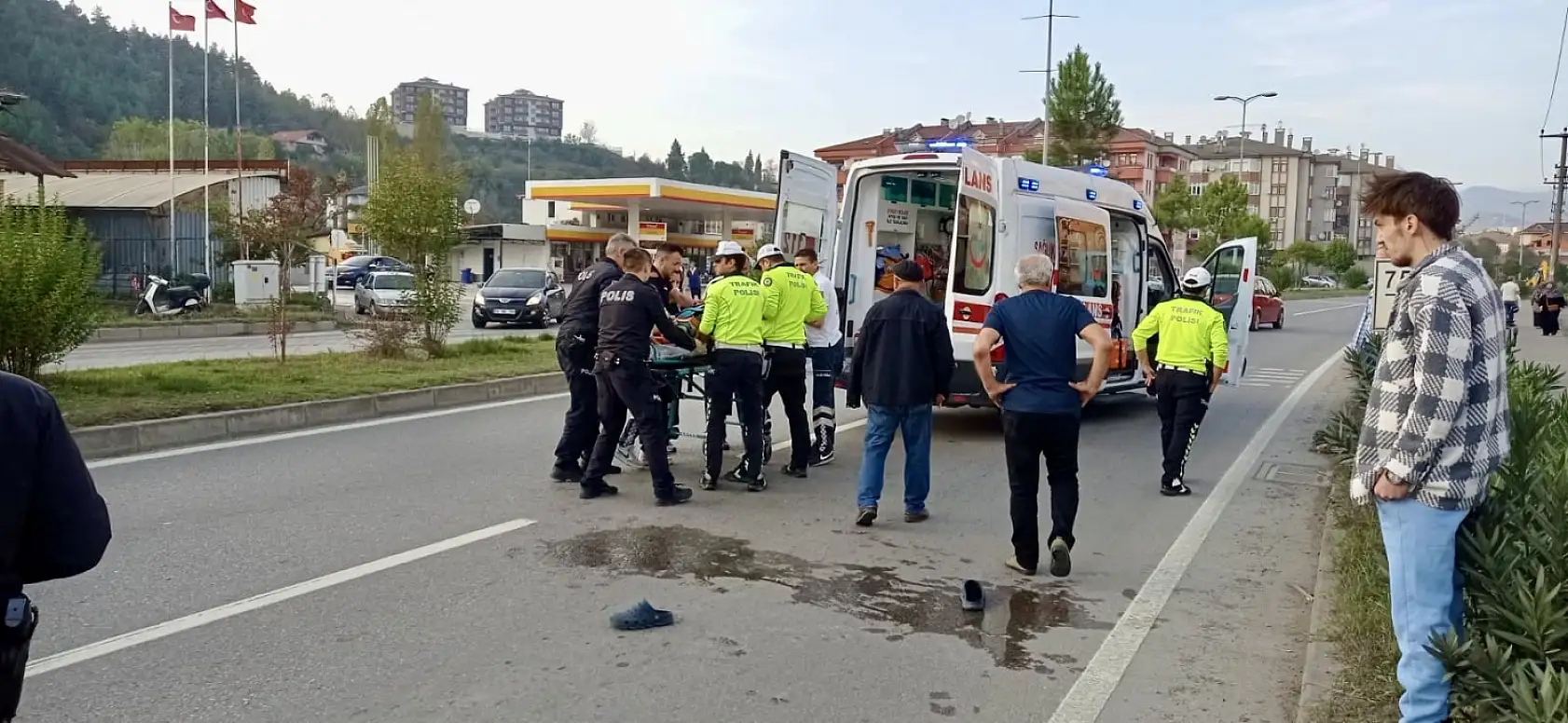 Seyir halindeki araçtan atladı