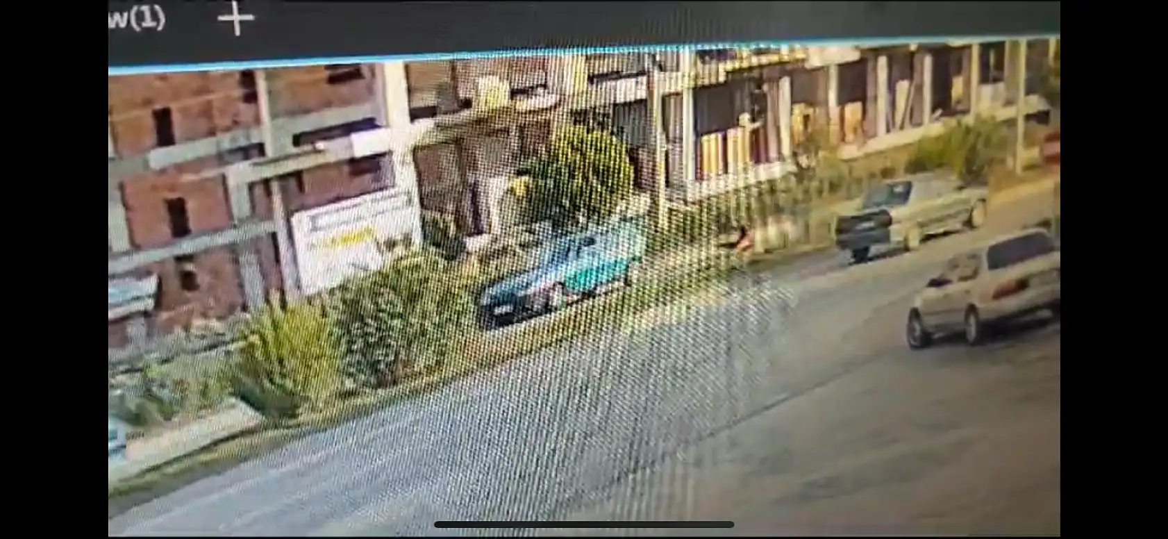 Seyir halindeki araçtan atladı