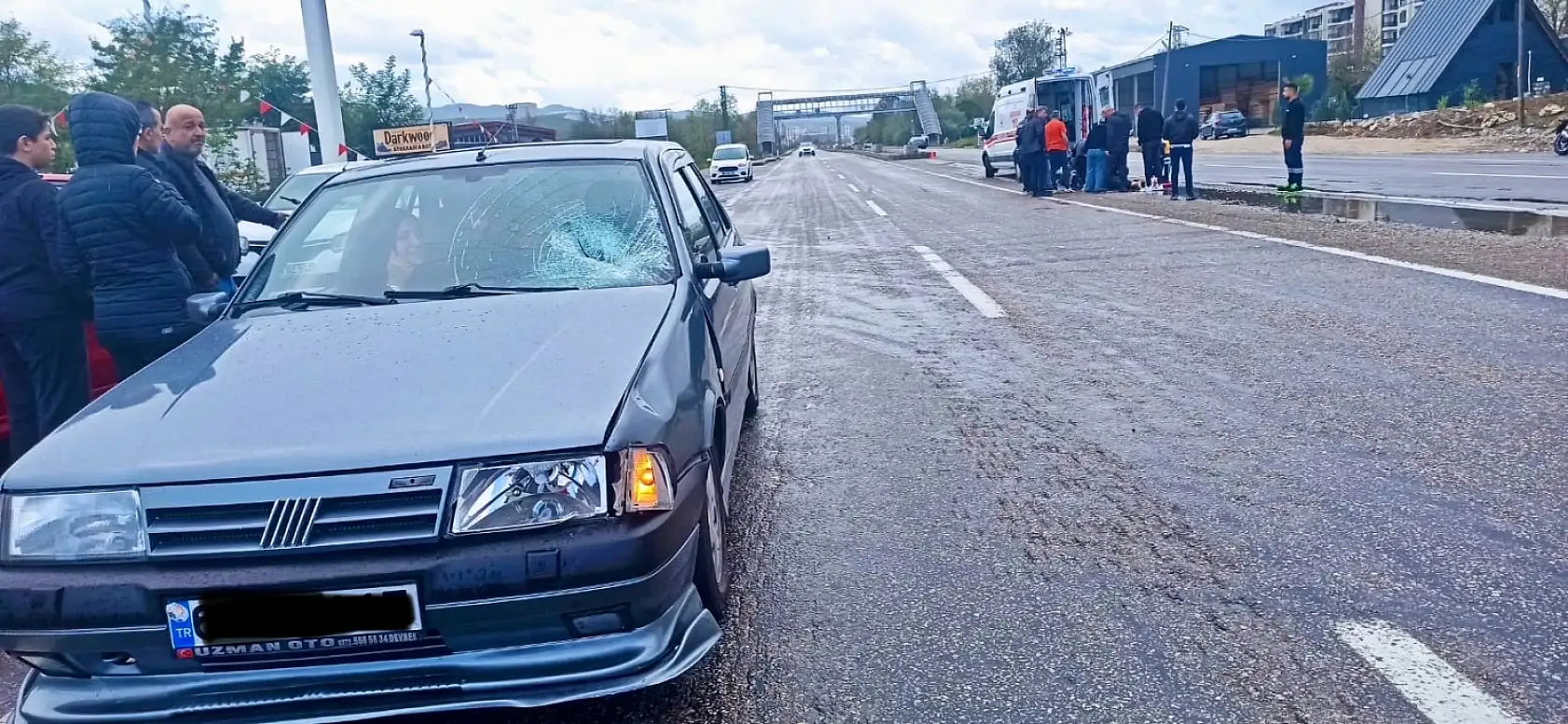 Kız öğrenciye araba çarptı