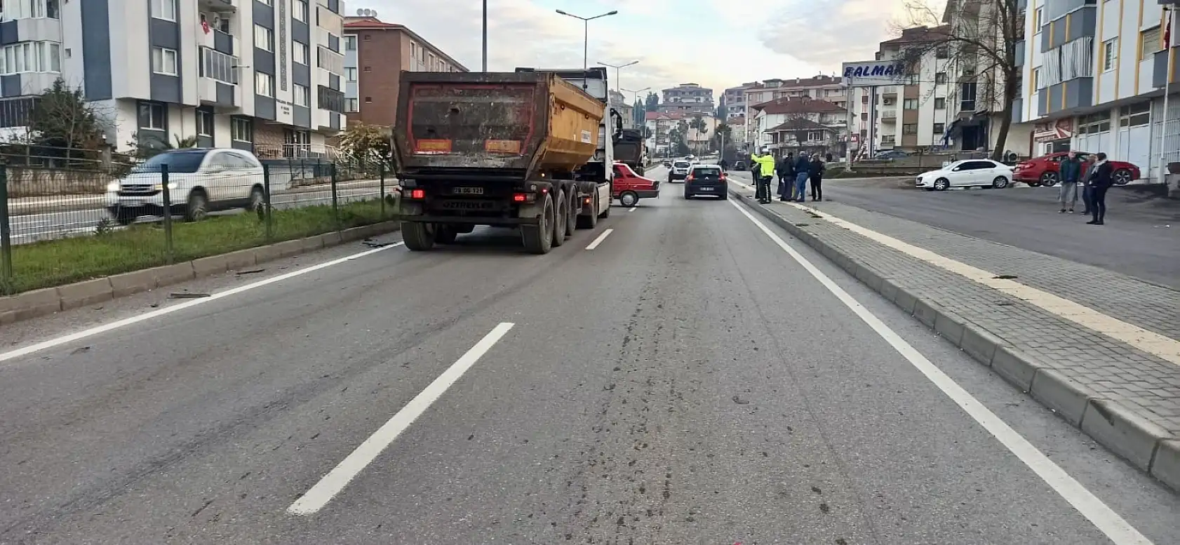 Kamyon ile Toros çarpıştı