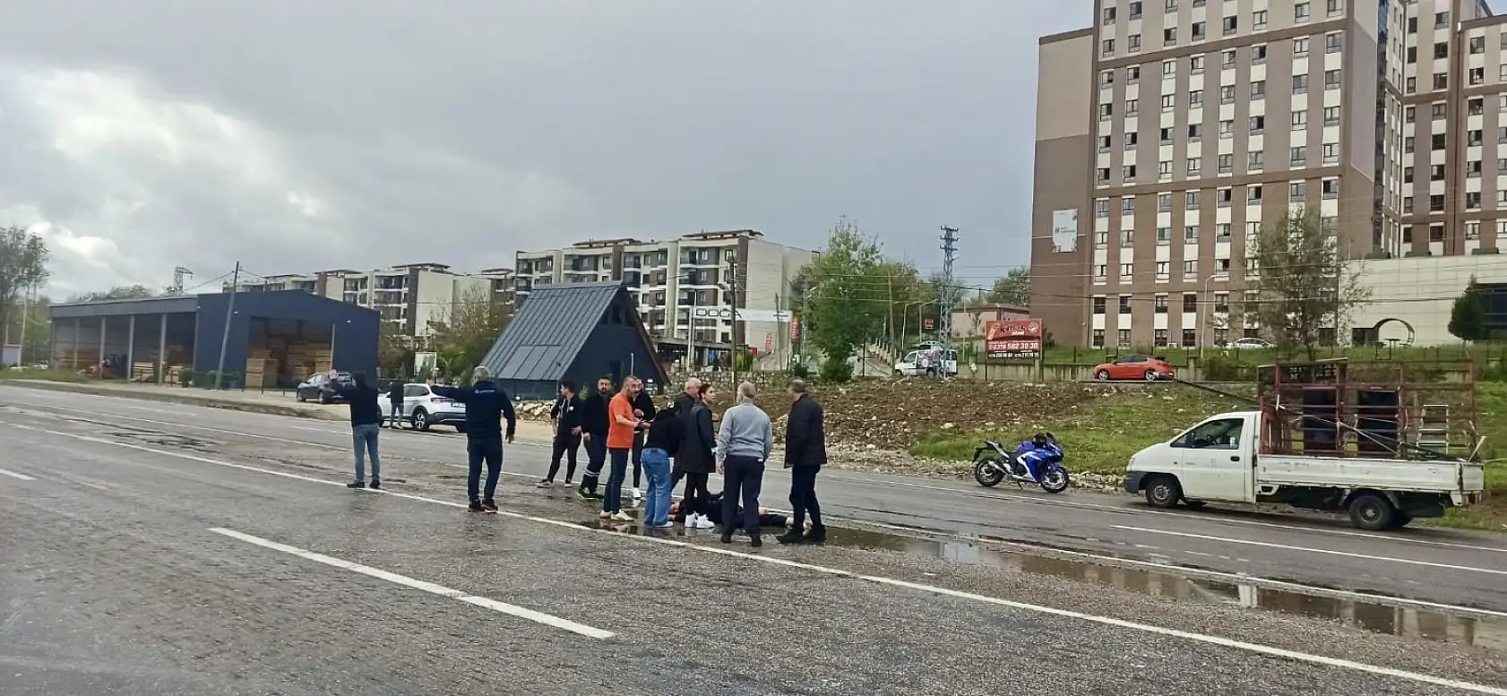 Kız öğrenciye araba çarptı