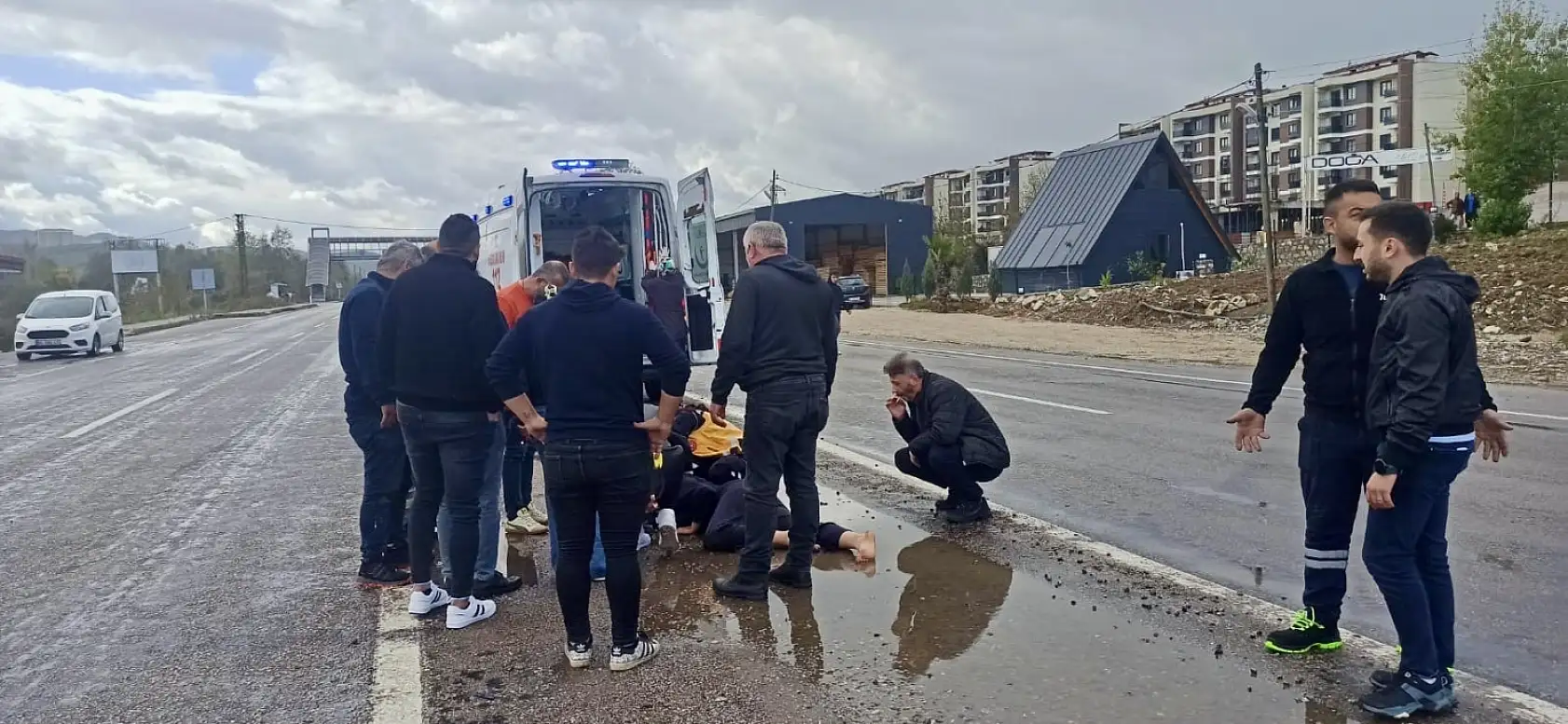 Kız öğrenciye araba çarptı