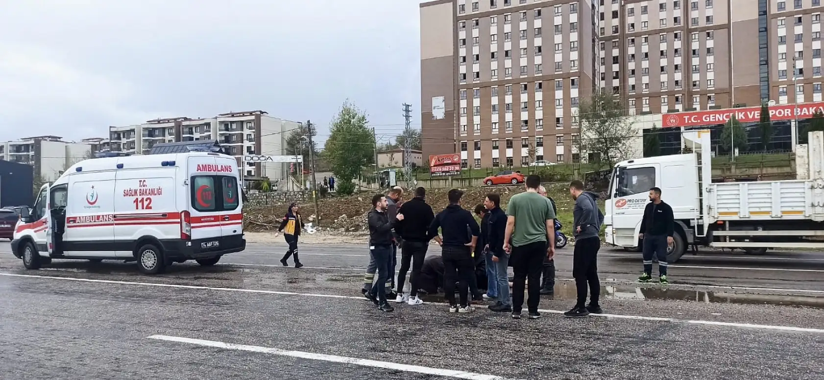 Kız öğrenciye araba çarptı