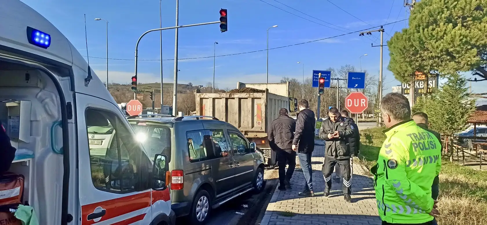 Işıkta duran kamyona çarptı