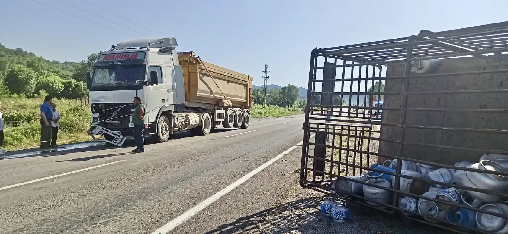 Tüp kamyonu devrildi