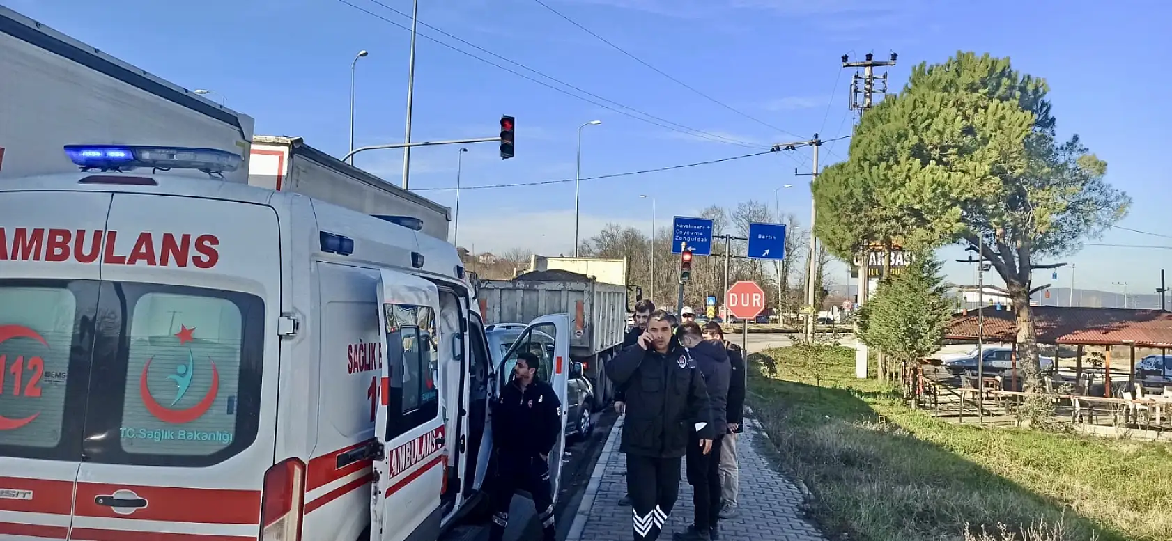 Işıkta duran kamyona çarptı