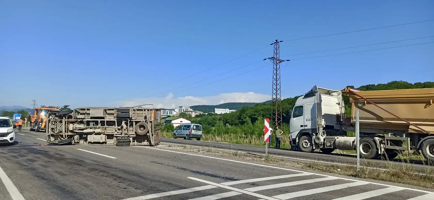 Tüp kamyonu devrildi