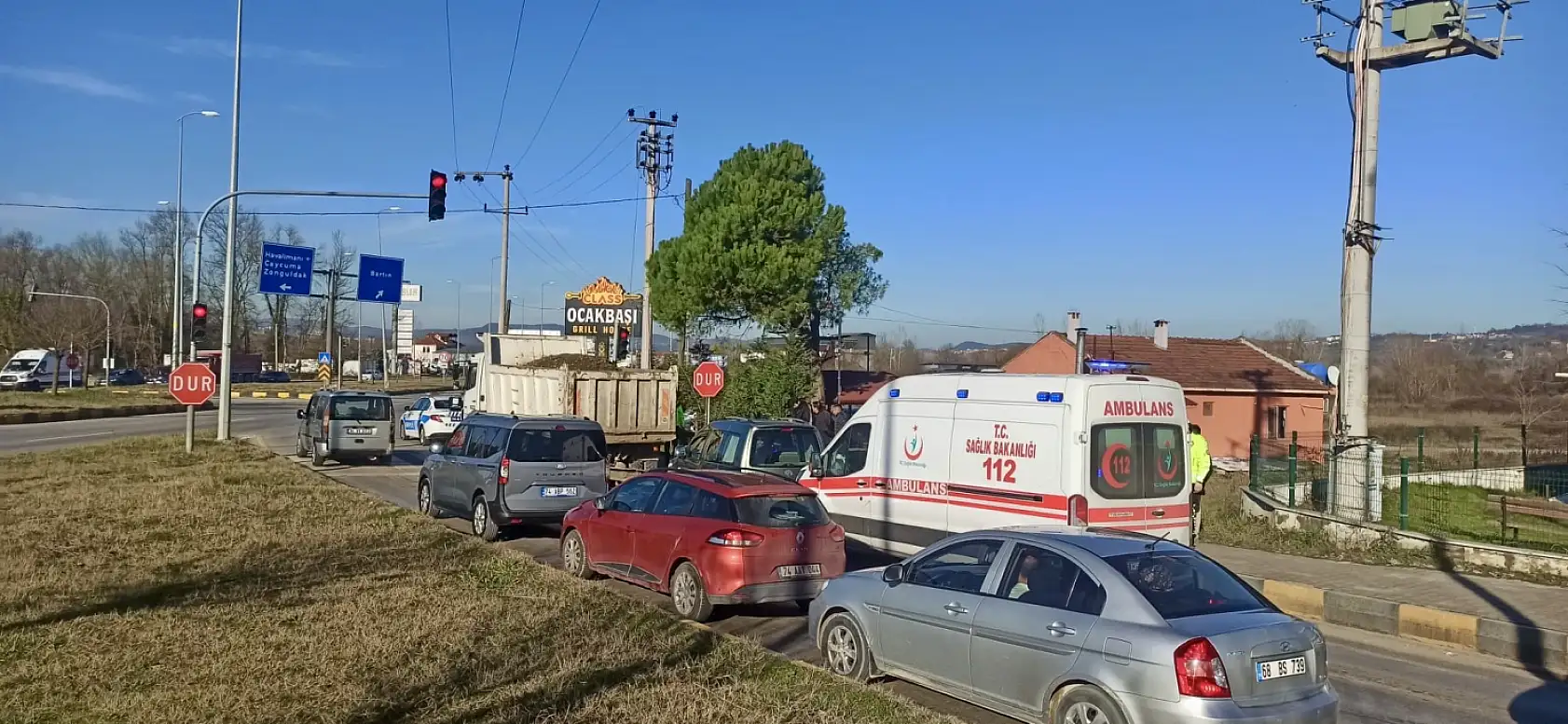 Işıkta duran kamyona çarptı