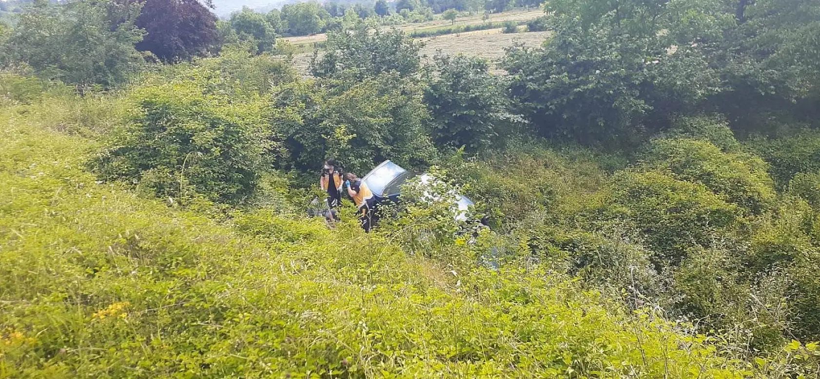 Otomobil şarampole yuvarlandı