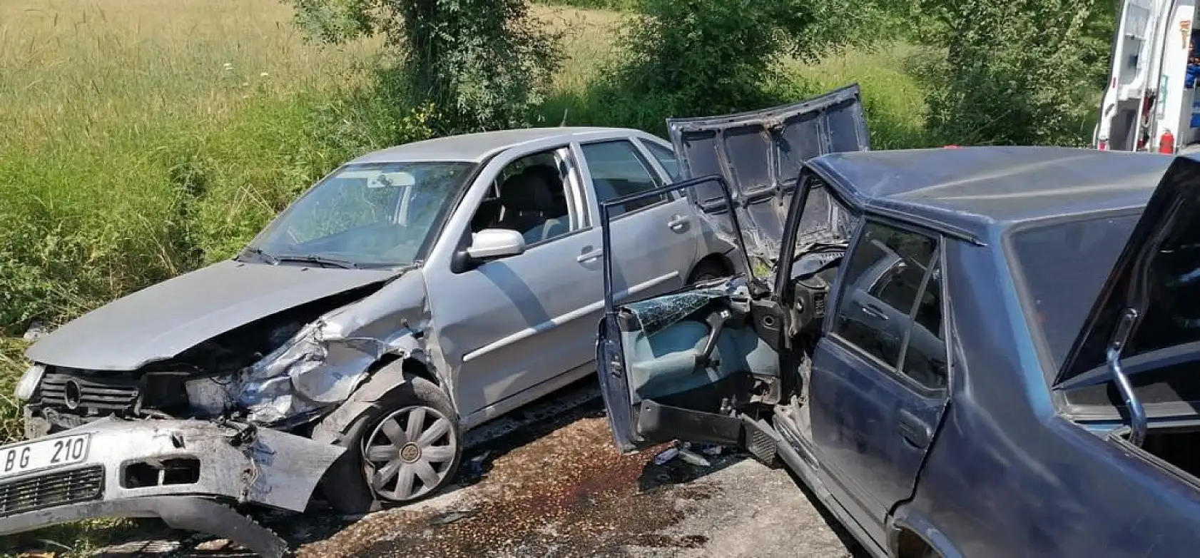 Arıt yolunda iki otomobil çarpıştı