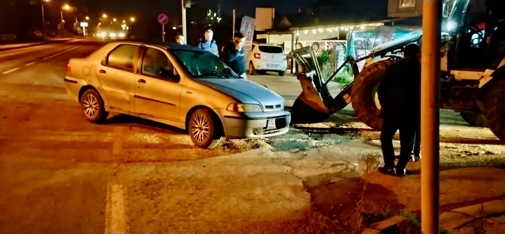 Otomobil ile kepçe çarpıştı