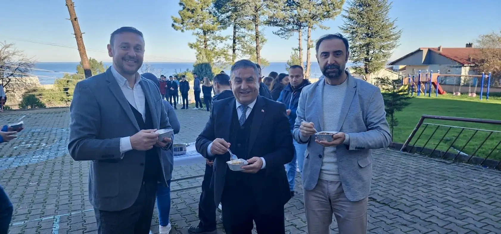 Okul bahçesinde Mancar ikramı