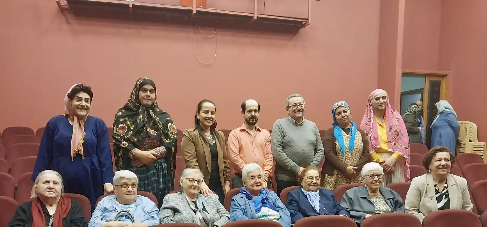 Yazıyor, yönetiyor, oynuyor