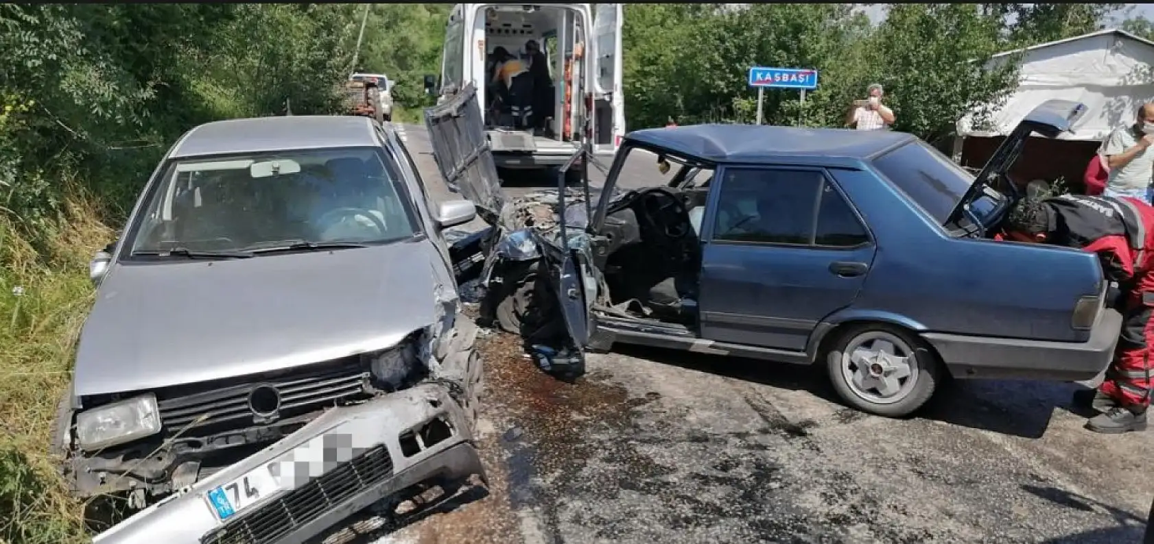 Arıt yolunda iki otomobil çarpıştı