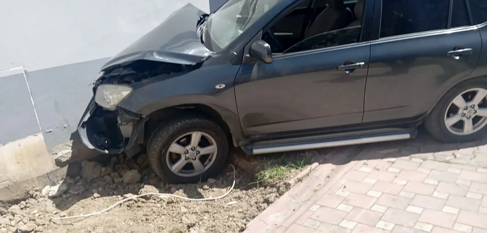 Kontrolden çıktı, duvarı deldi