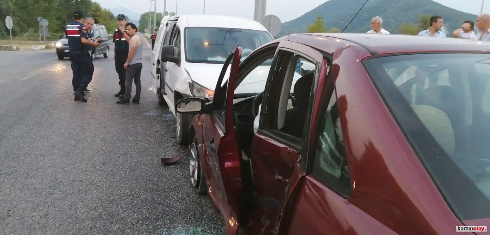 Akçamescit kavşağında kaza, 2 yaralı