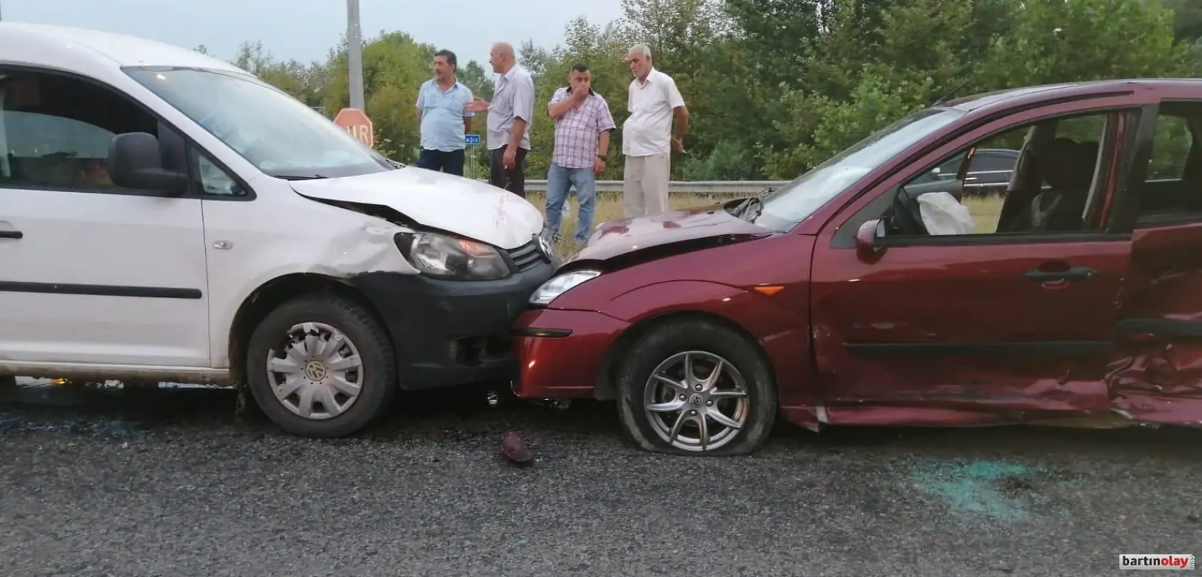 Akçamescit kavşağında kaza, 2 yaralı