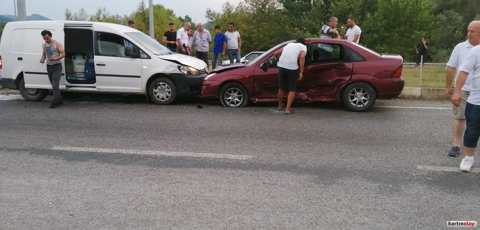 Akçamescit kavşağında kaza, 2 yaralı