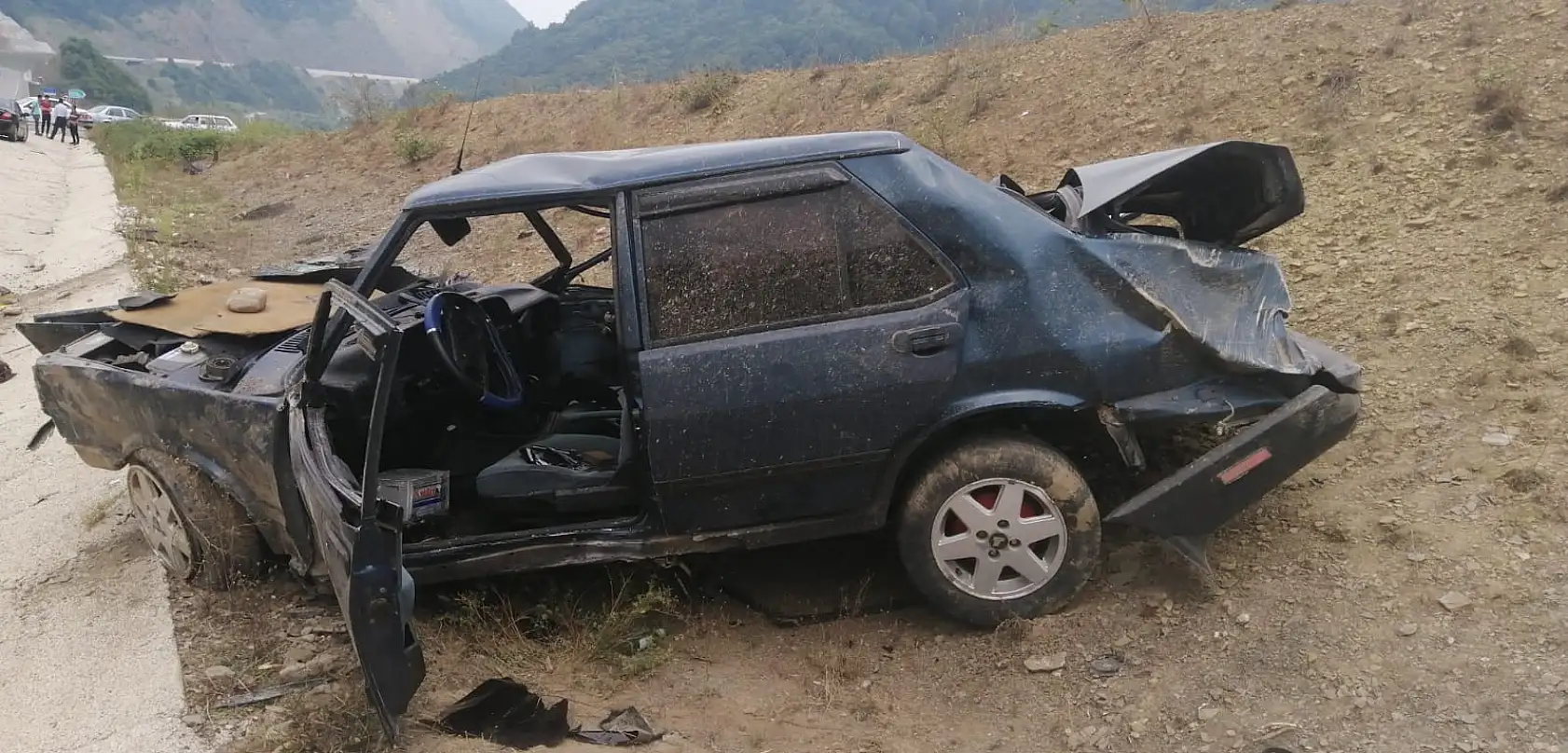 Feci kaza, otomobil hurdaya döndü