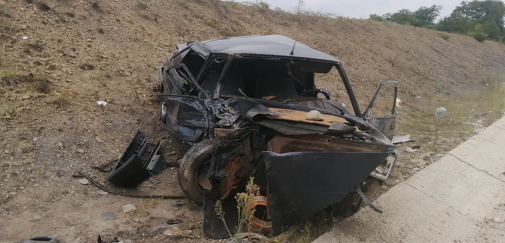 Feci kaza, otomobil hurdaya döndü