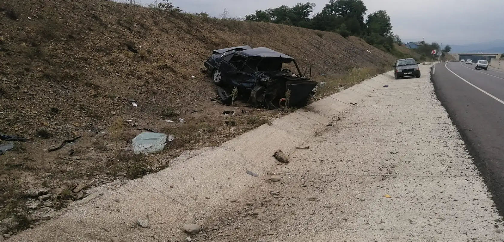Feci kaza, otomobil hurdaya döndü