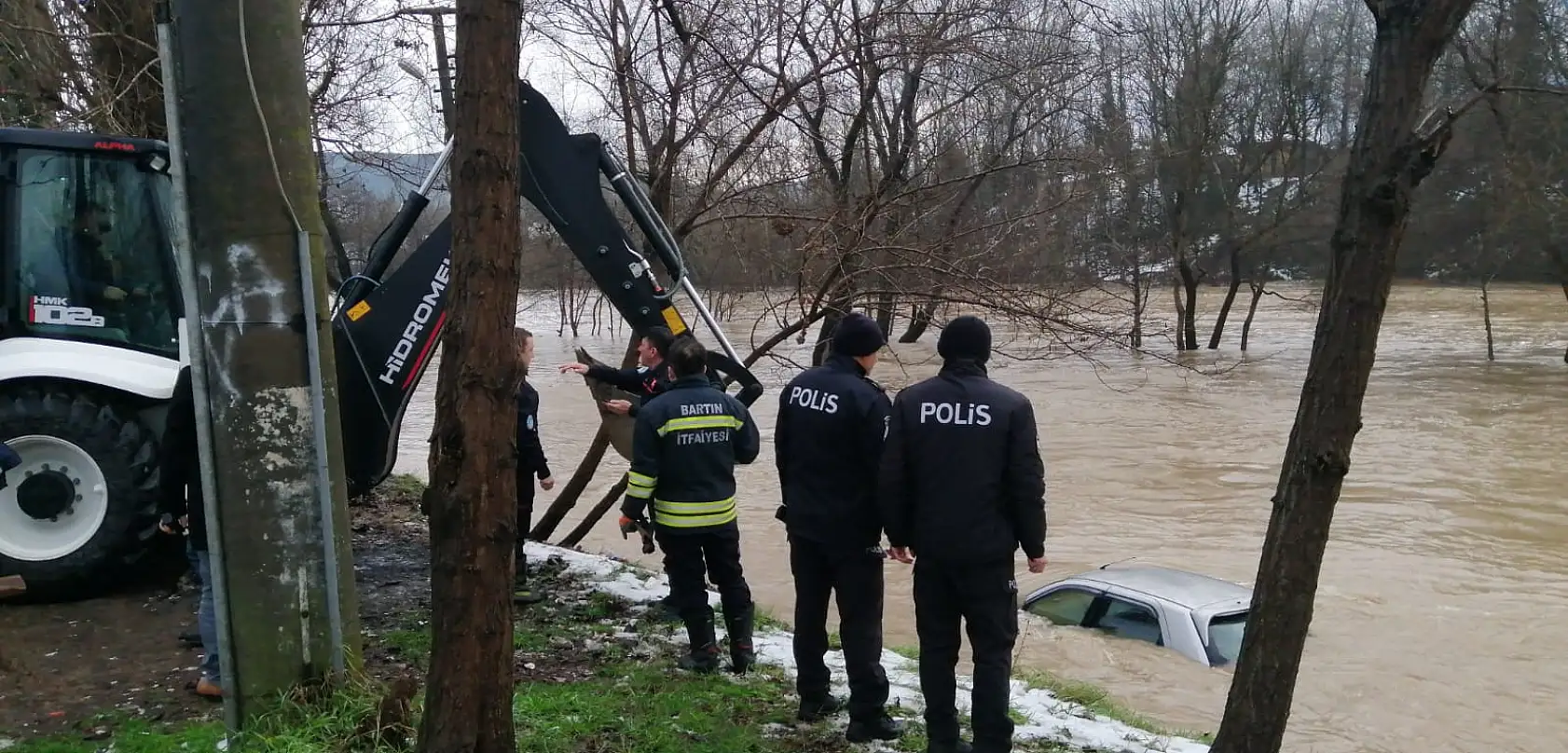 Otomobil suya gömüldü