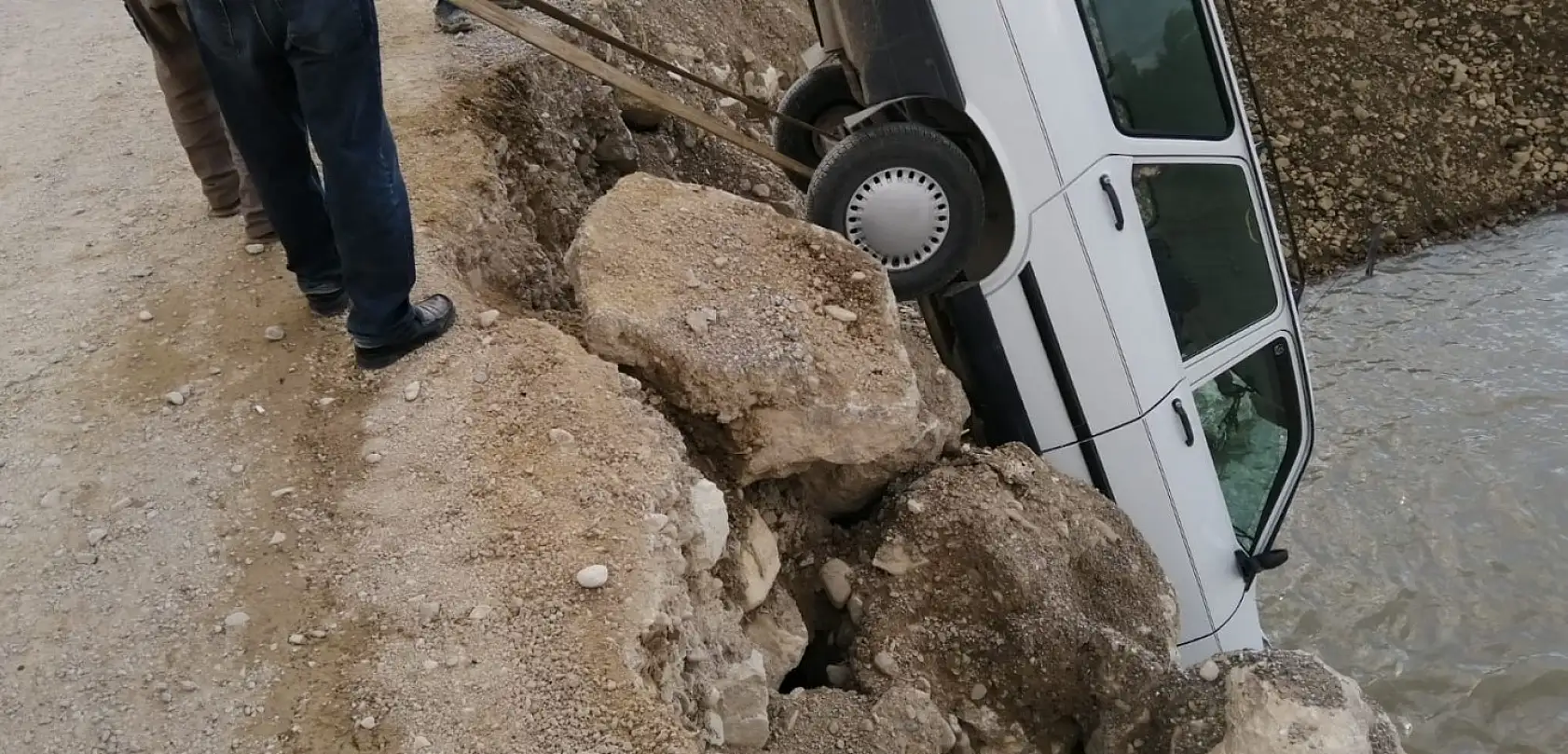 Dolgu yolda ilginç kaza