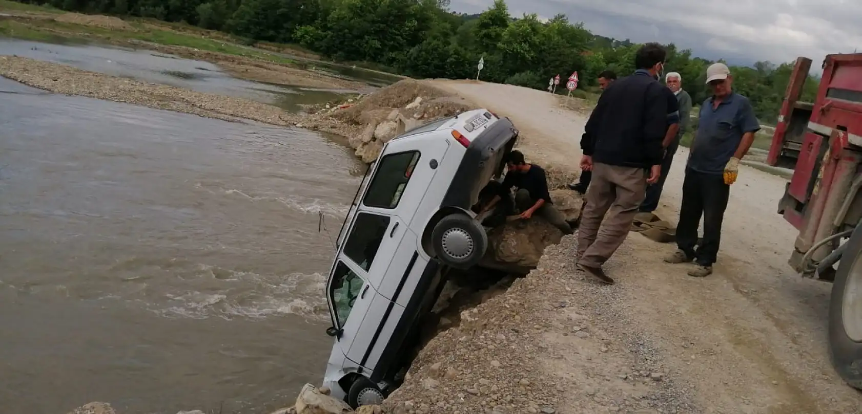 Dolgu yolda ilginç kaza