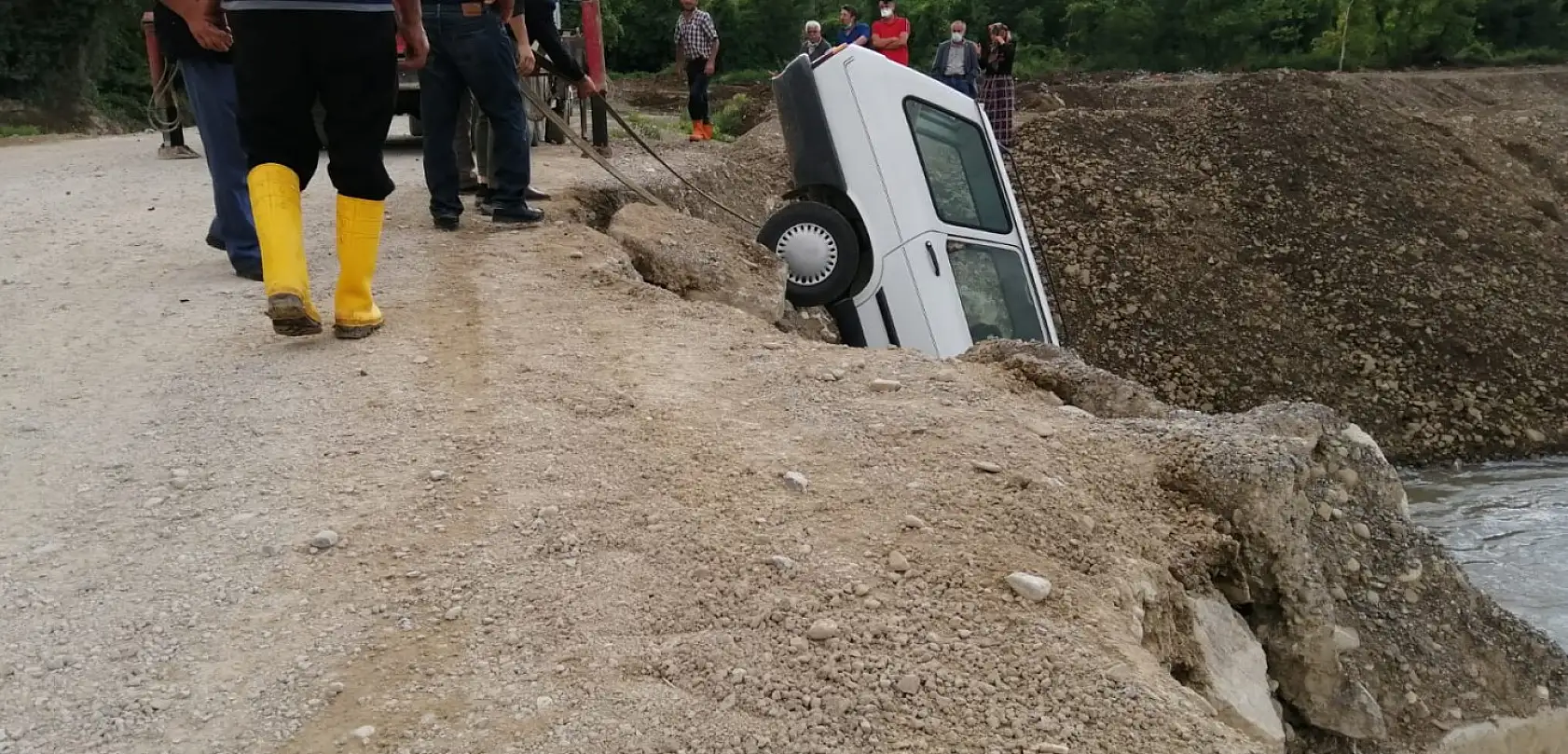 Dolgu yolda ilginç kaza