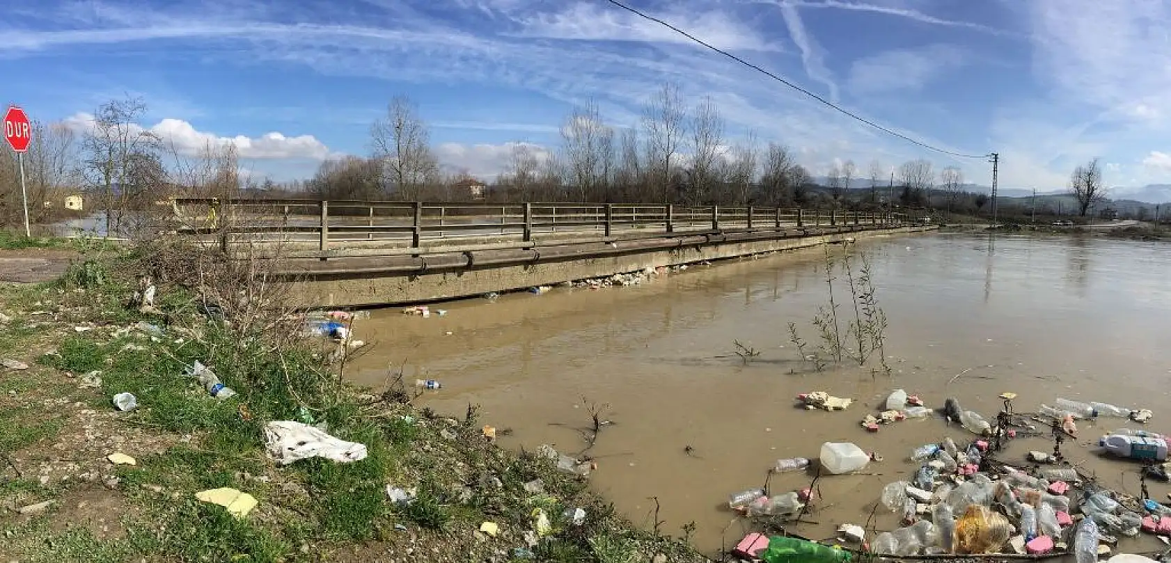 Sular yükseldi, köprü ulaşıma kapandı