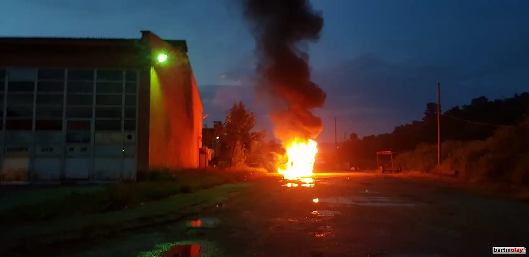 Kamyonet alev topuna döndü