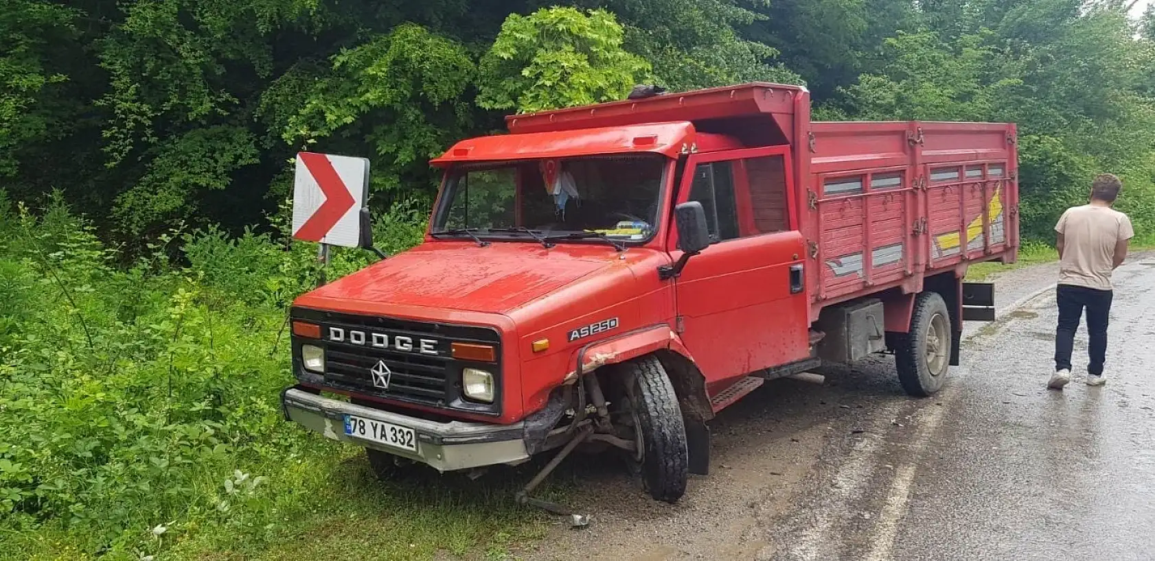 Kamyonet ile otomobil çarpıştı, 3 yaralı