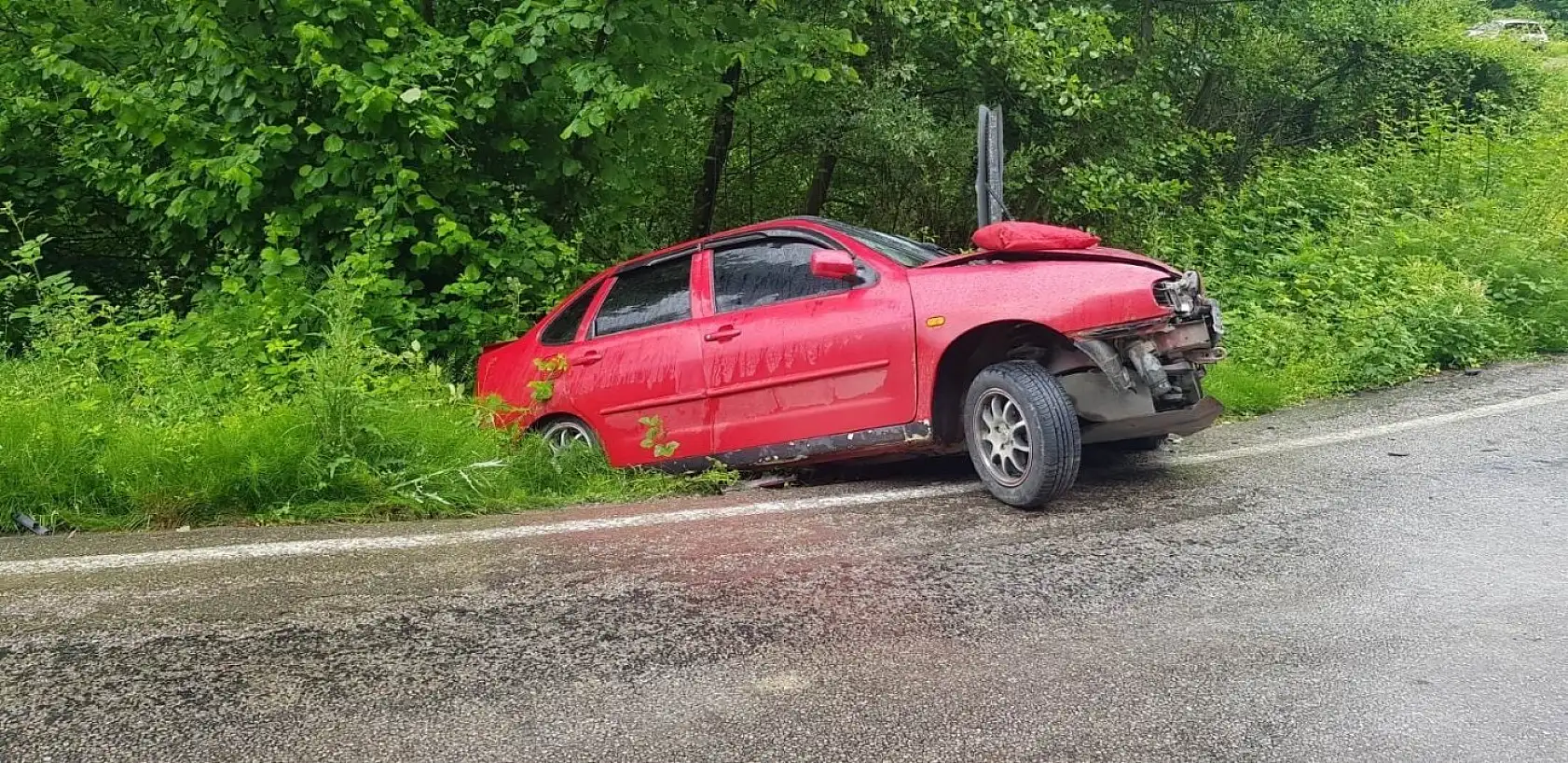 Kamyonet ile otomobil çarpıştı, 3 yaralı