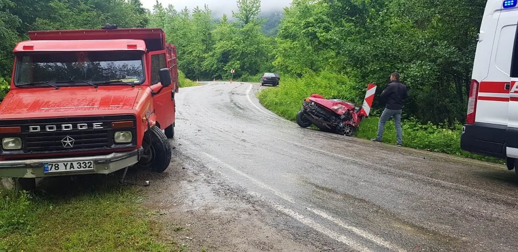 Kamyonet ile otomobil çarpıştı, 3 yaralı