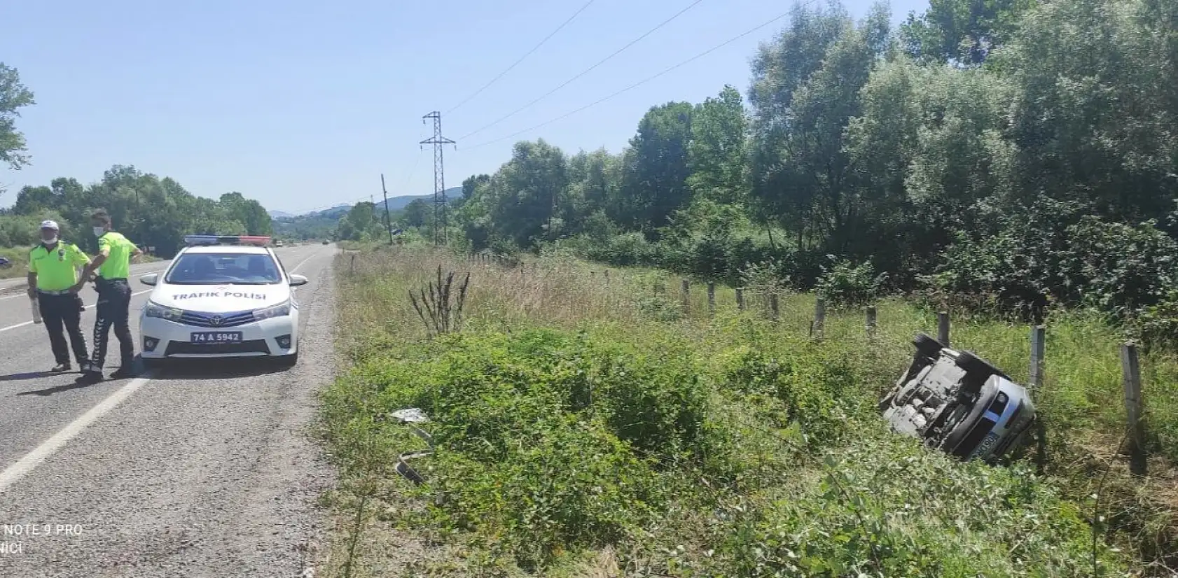 Trafik levhasına çarpıp şarampole yuvarlandı